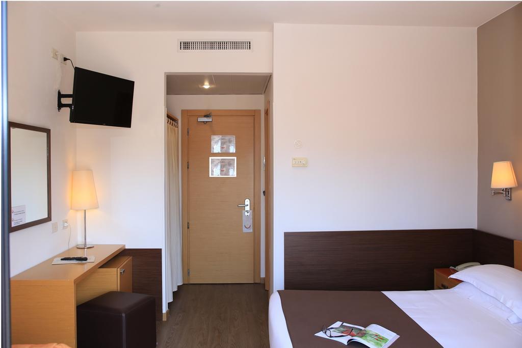 Triple Room,507621984:JPEG