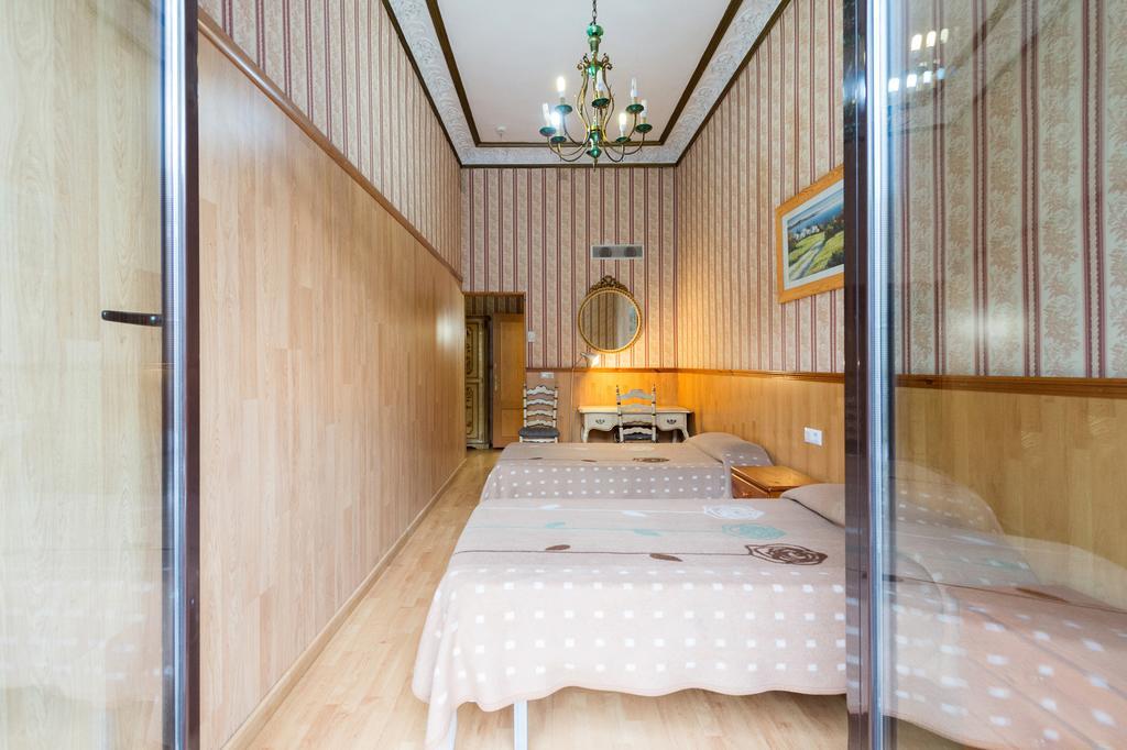 Camera Matrimoniale con Letto Supplementare e Bagno Privato
