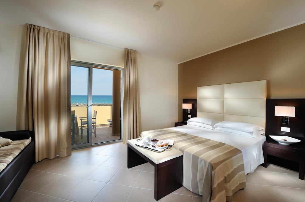 Panoramic Triple Room with side sea view