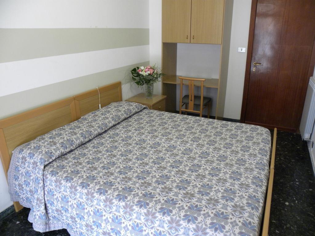 Double Room with Shared Bathroom,404945037:JPEG