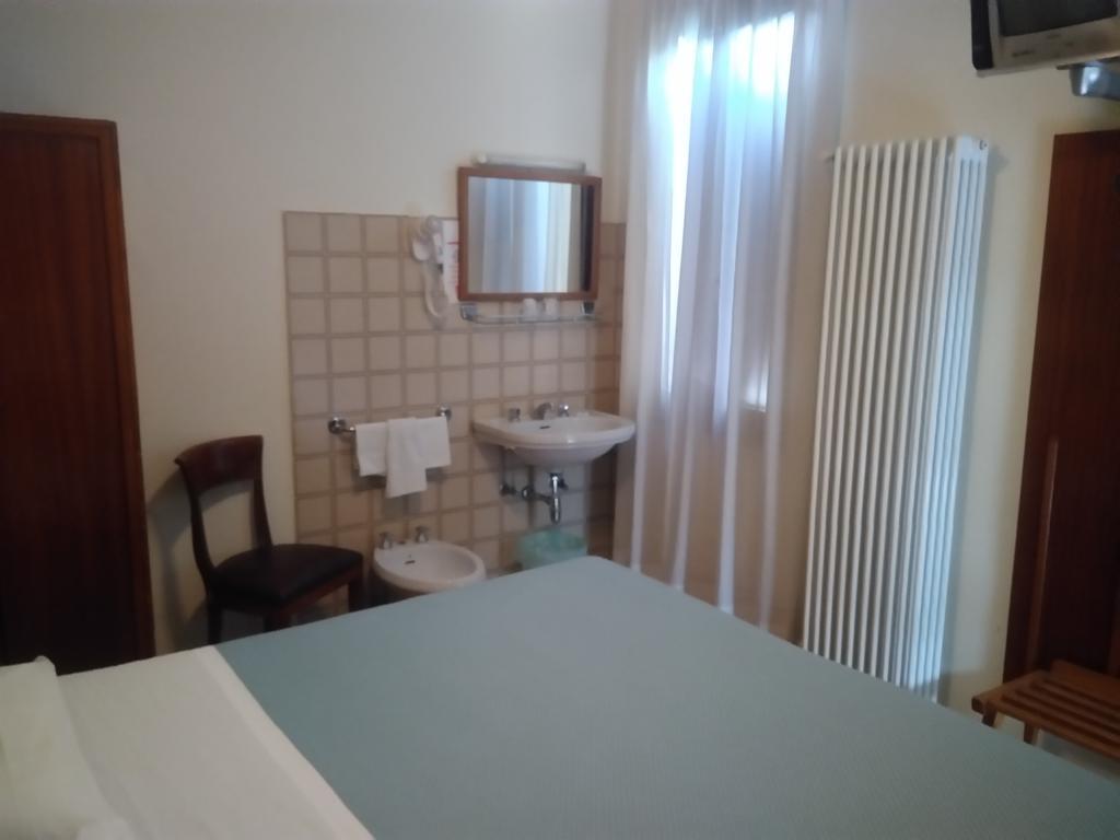 Camera Standard Matrimoniale/Doppia con Letti Singoli con Bagno in Comune