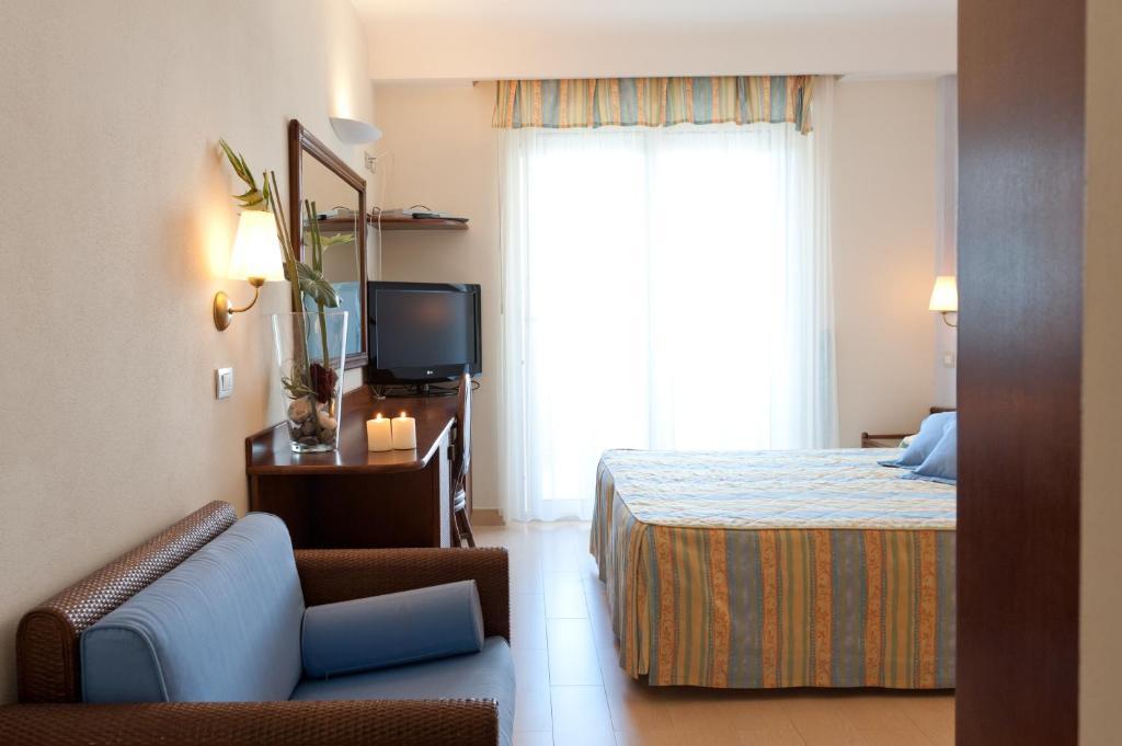 Deluxe Triple Room with Pool View and Lateral Sea View - Beach Access,31607828:JPEG