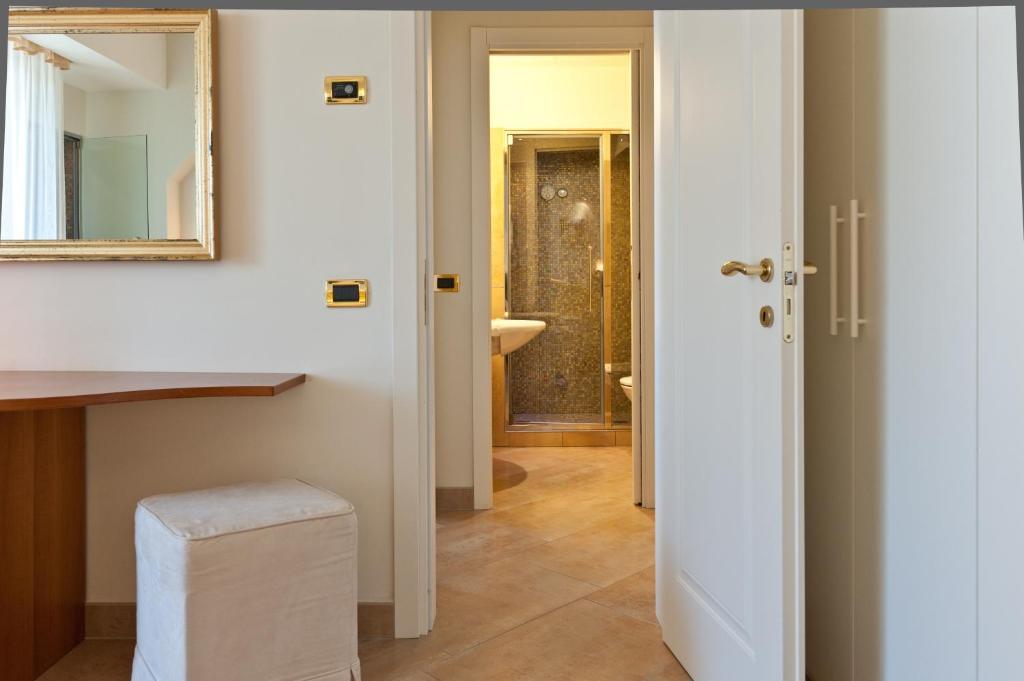 Junior Suite with Pool View and Lateral Sea View - Beach Access,27625610:JPEG