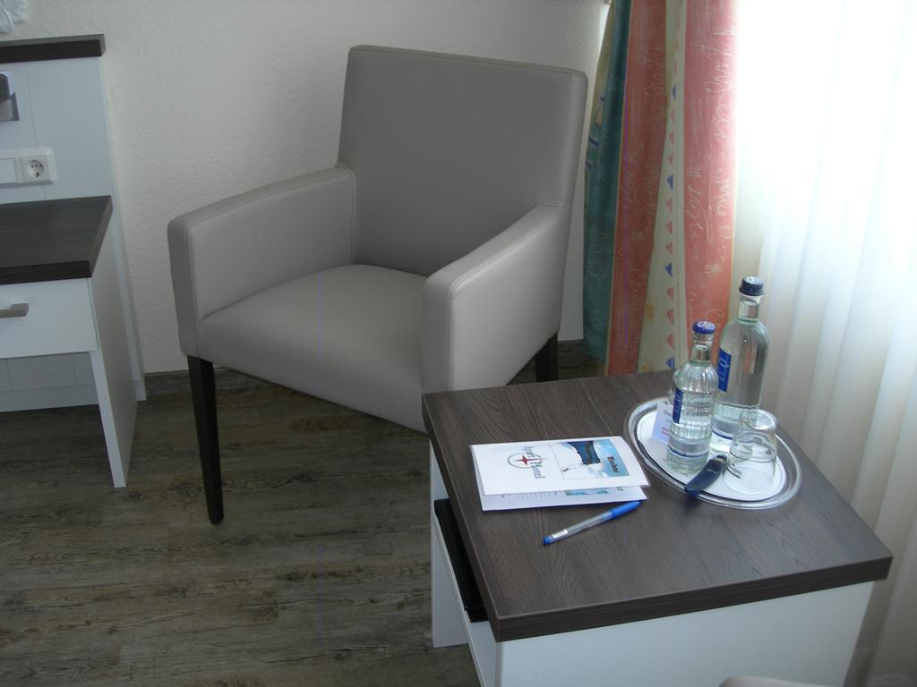 Classic Room with Queen Bed,406862292:JPEG