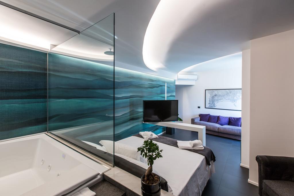 King Suite with Spa Bath,422788302:JPEG