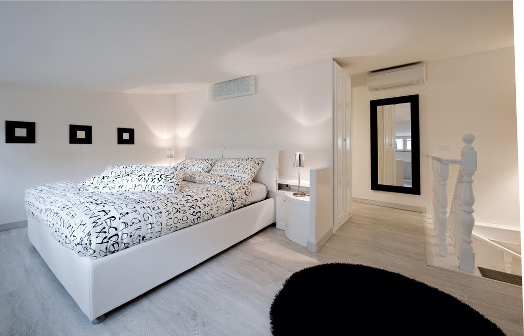 One-Bedroom Apartment - Split Level,776122774:JPEG