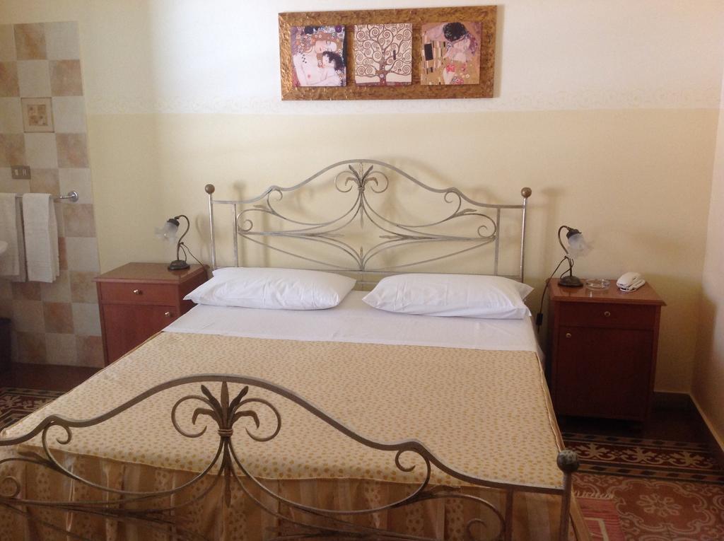 Double or Twin Room with Shared Bathroom,434094009:JPEG