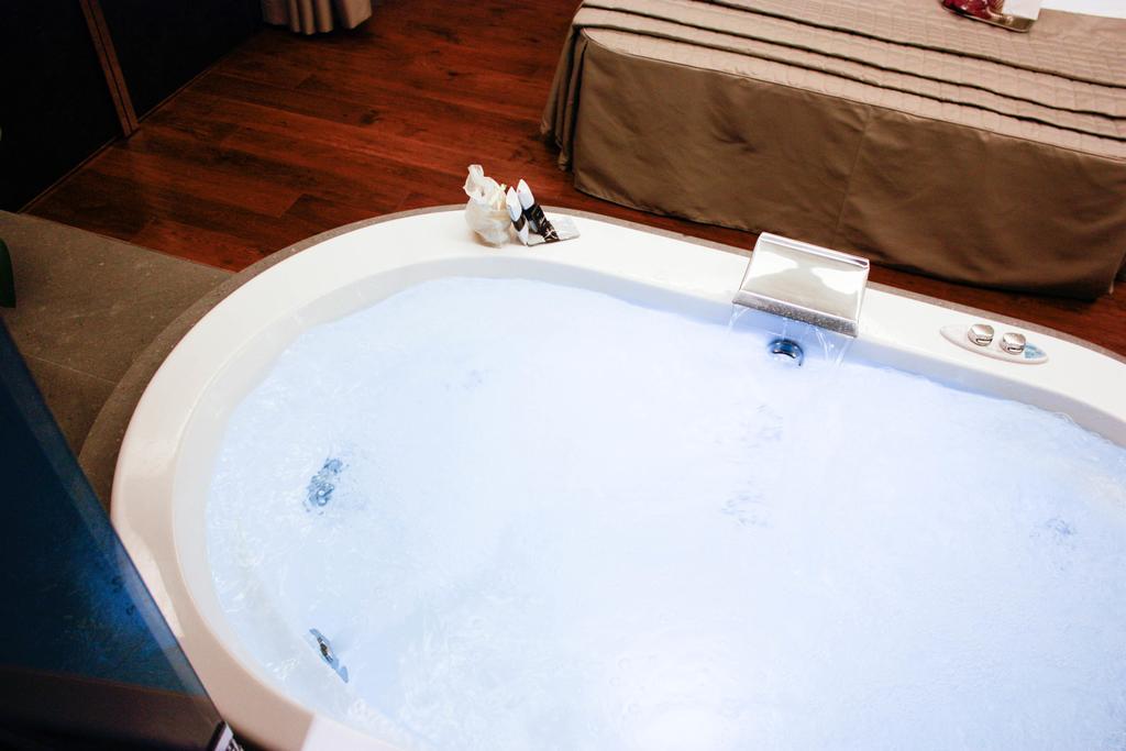 Suite with Hot Tub,442488462:JPEG