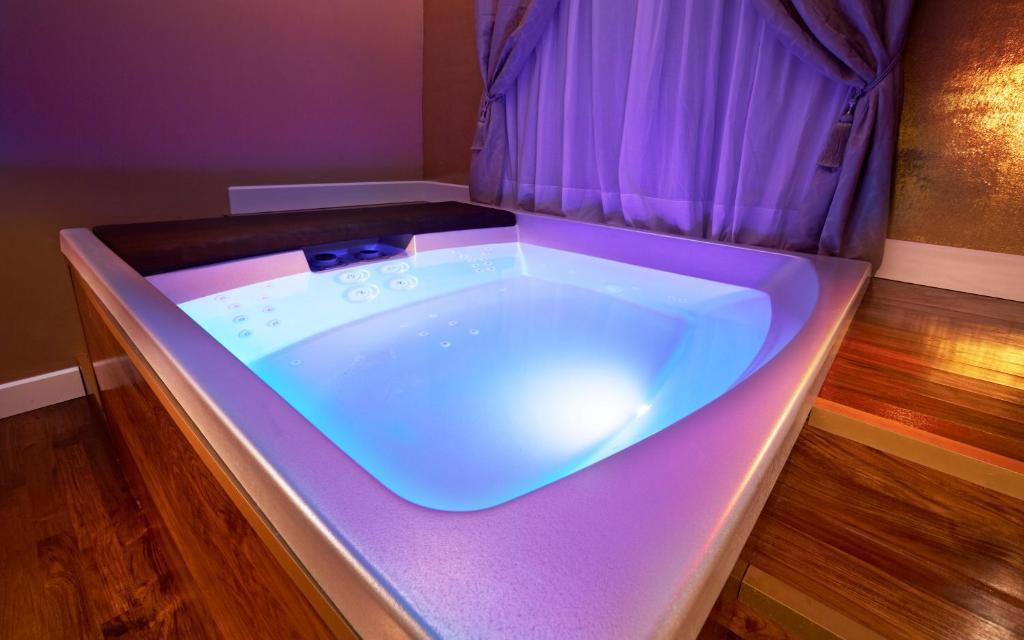 Suite with Hot Tub,50419033:JPEG