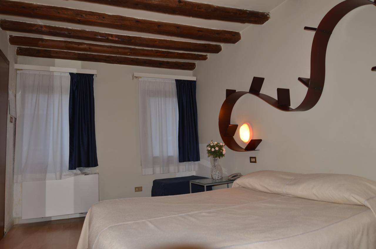 Double Room with Private Bathroom,527949417:JPEG