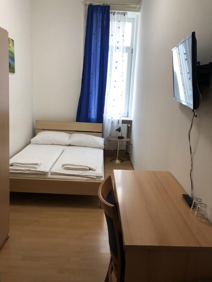 Single Room- Queensize