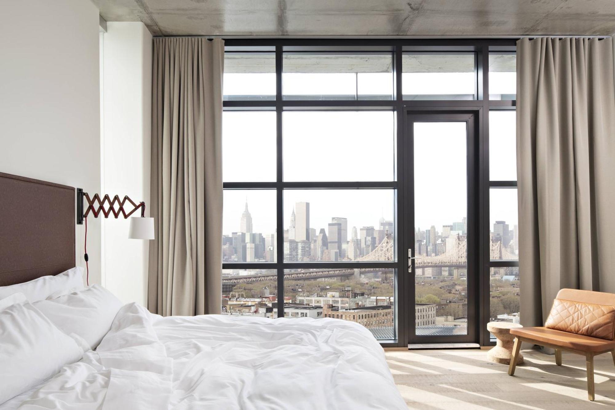 Camera King Angolare con Balcone e Vista Manhattan