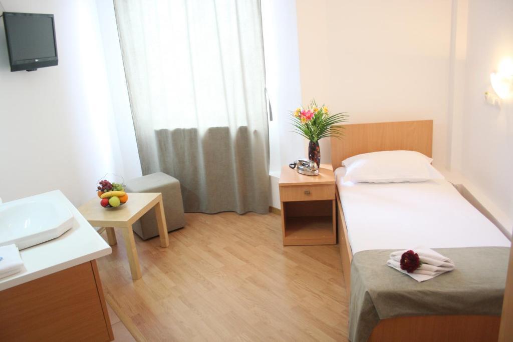 Camera Singola con Bagno in Comune e Balcone