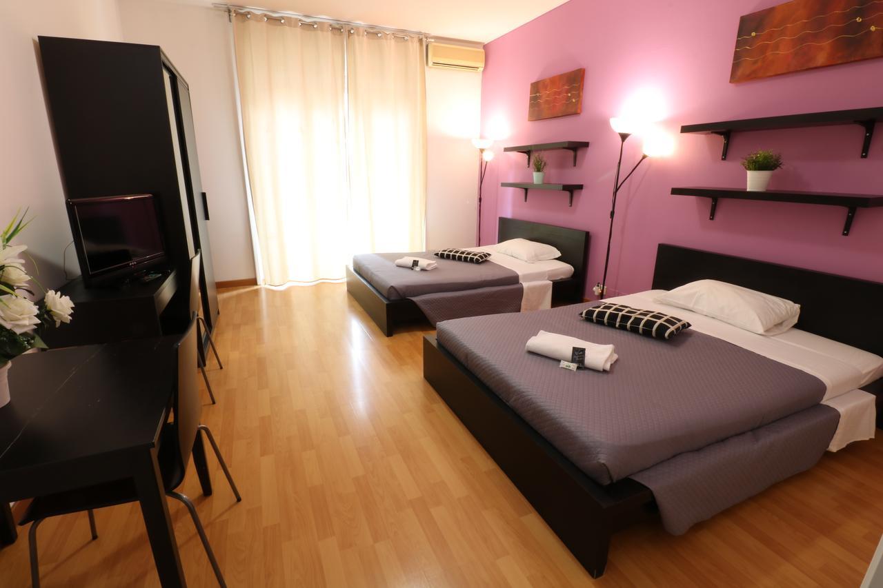 Camera Doppia con Letti Singoli con Bagno in Comune Esterno