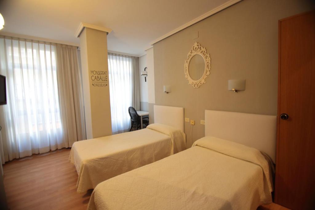 Twin Room,123181459:JPEG