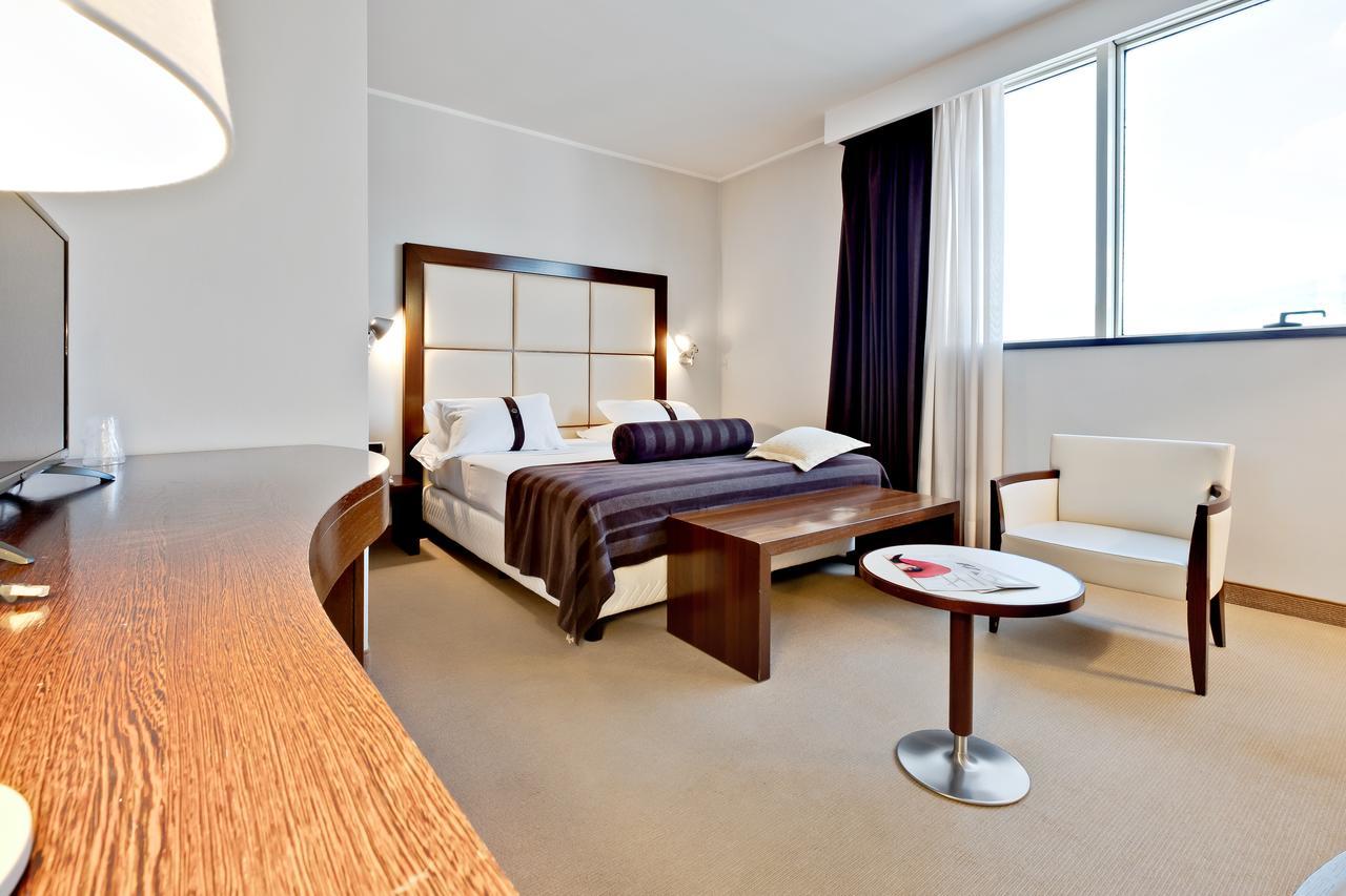 Junior Suite with Gym access,670194267:JPEG