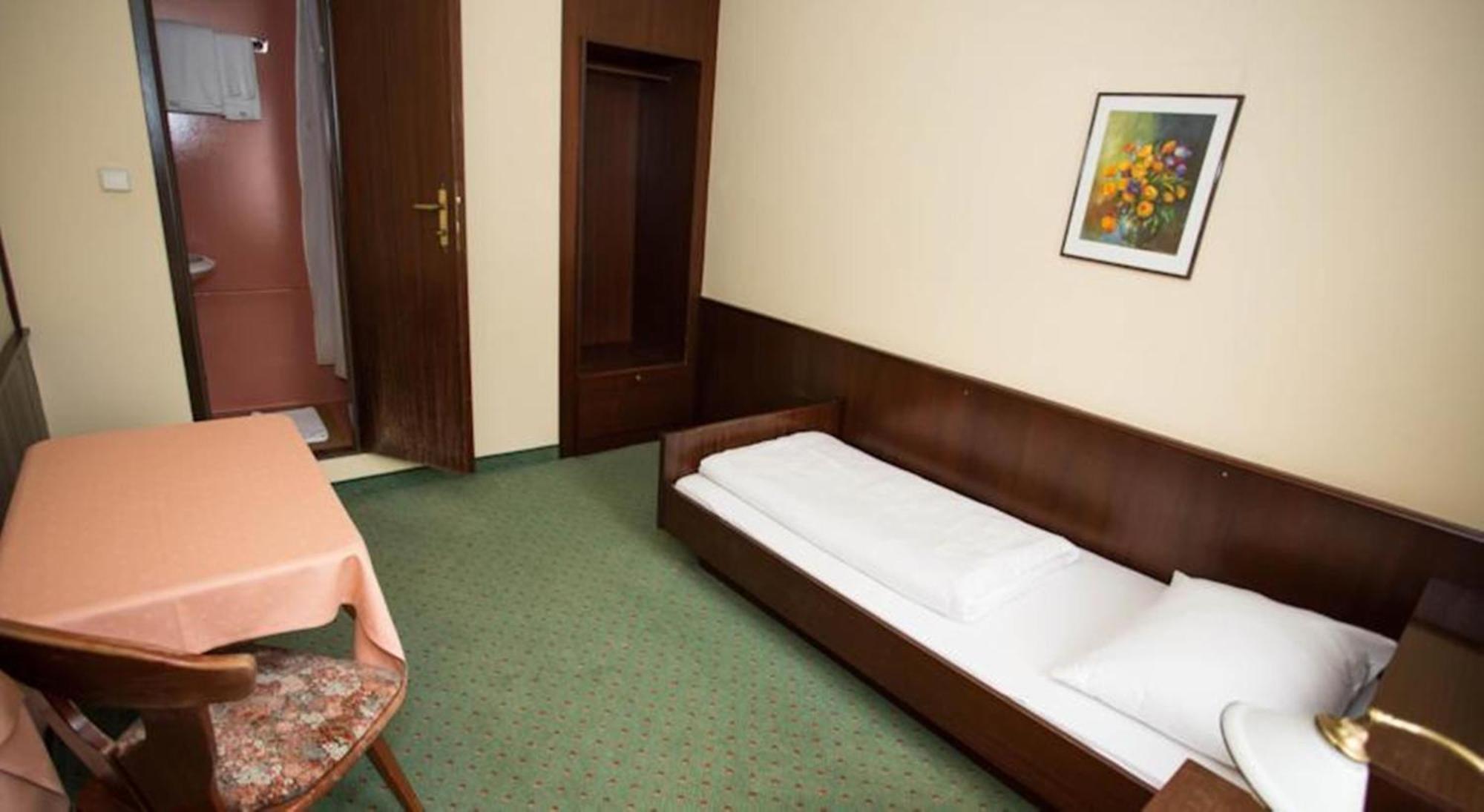 Single Room,683811270:JPEG