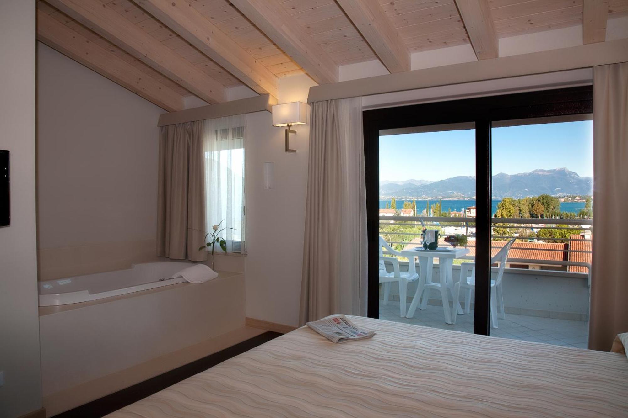 Suite Superior con Vista Lago