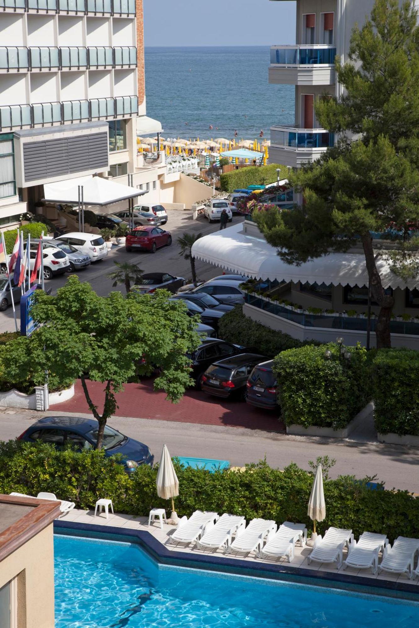 2 Camere Matrimoniali Comunicanti con Balcone e Vista Mare