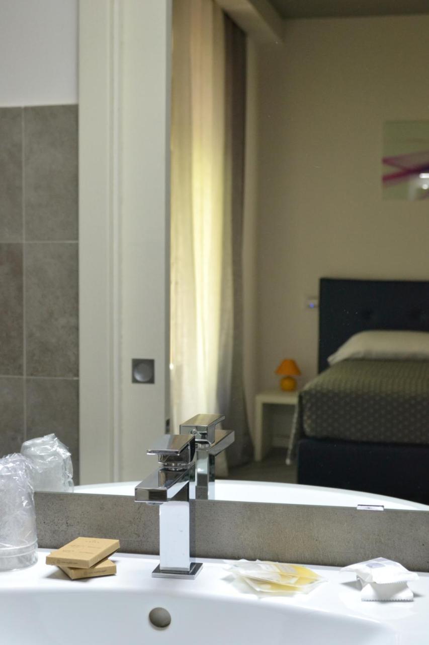 Single Room,695313081:JPEG