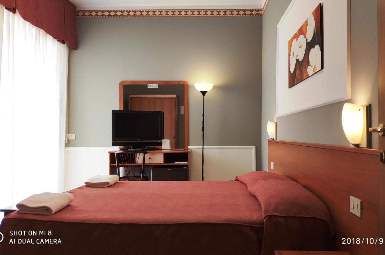 Double or Twin Room,736209079:JPEG