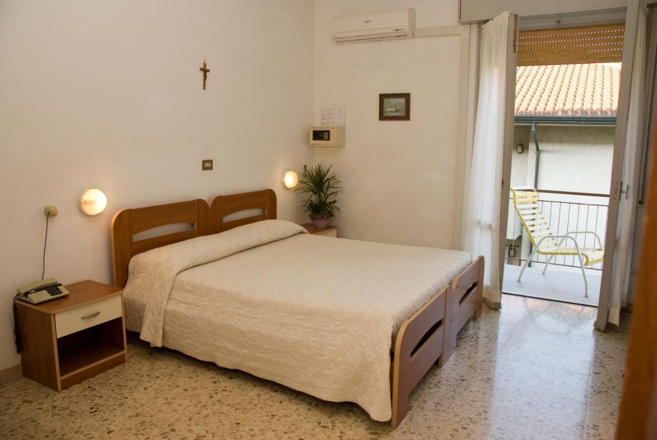 Large Double or Twin Room,754084885:JPEG