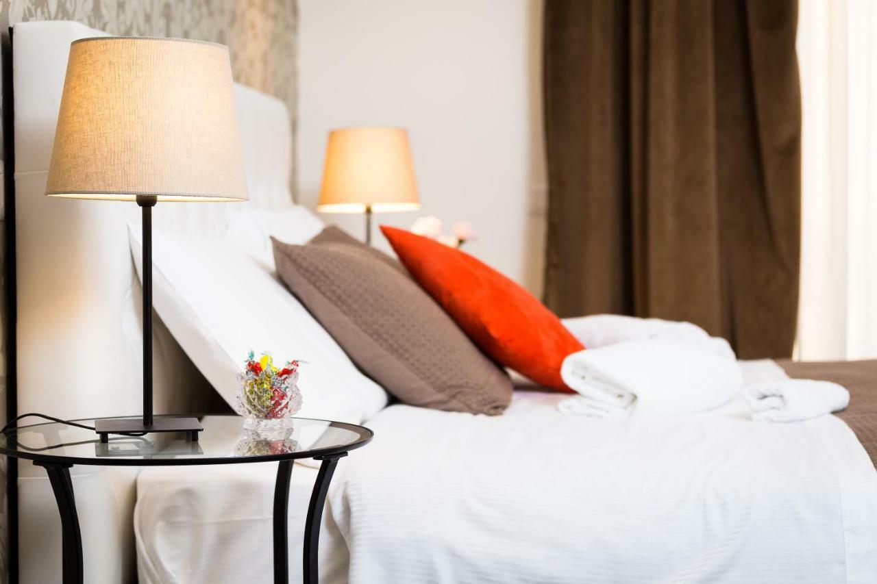 Deluxe Double Room with Balcony,784095822:JPEG
