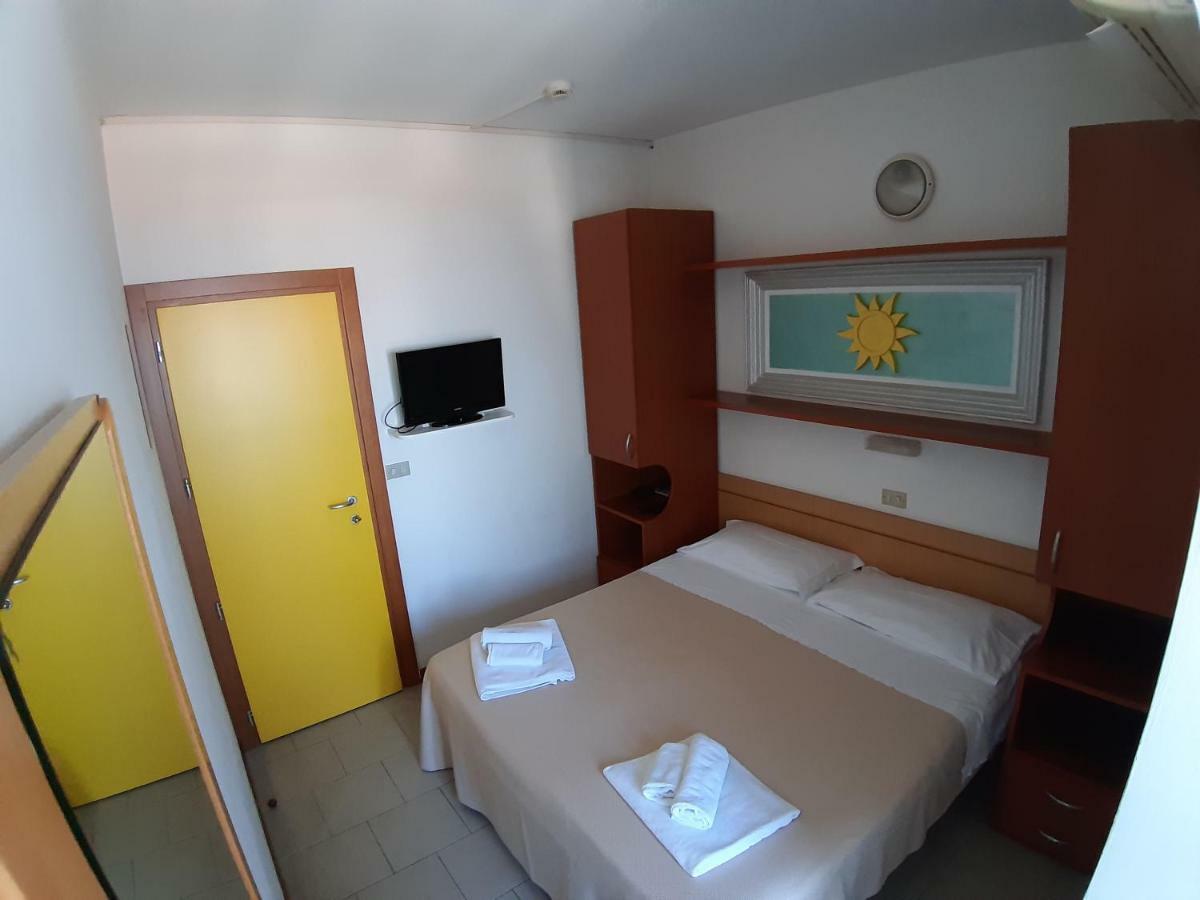 Small Double Room,816478271:JPEG