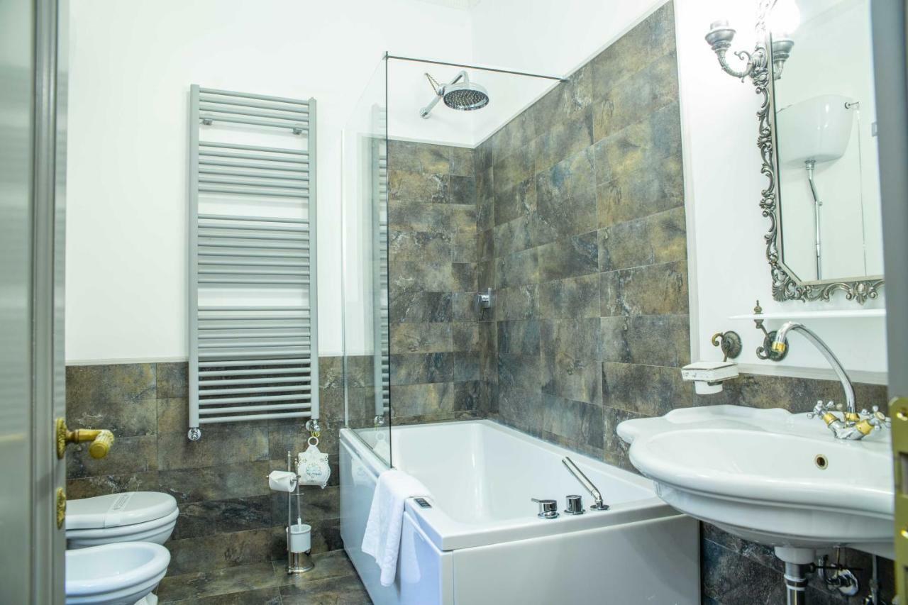Suite with Spa Bath,818097128:JPEG