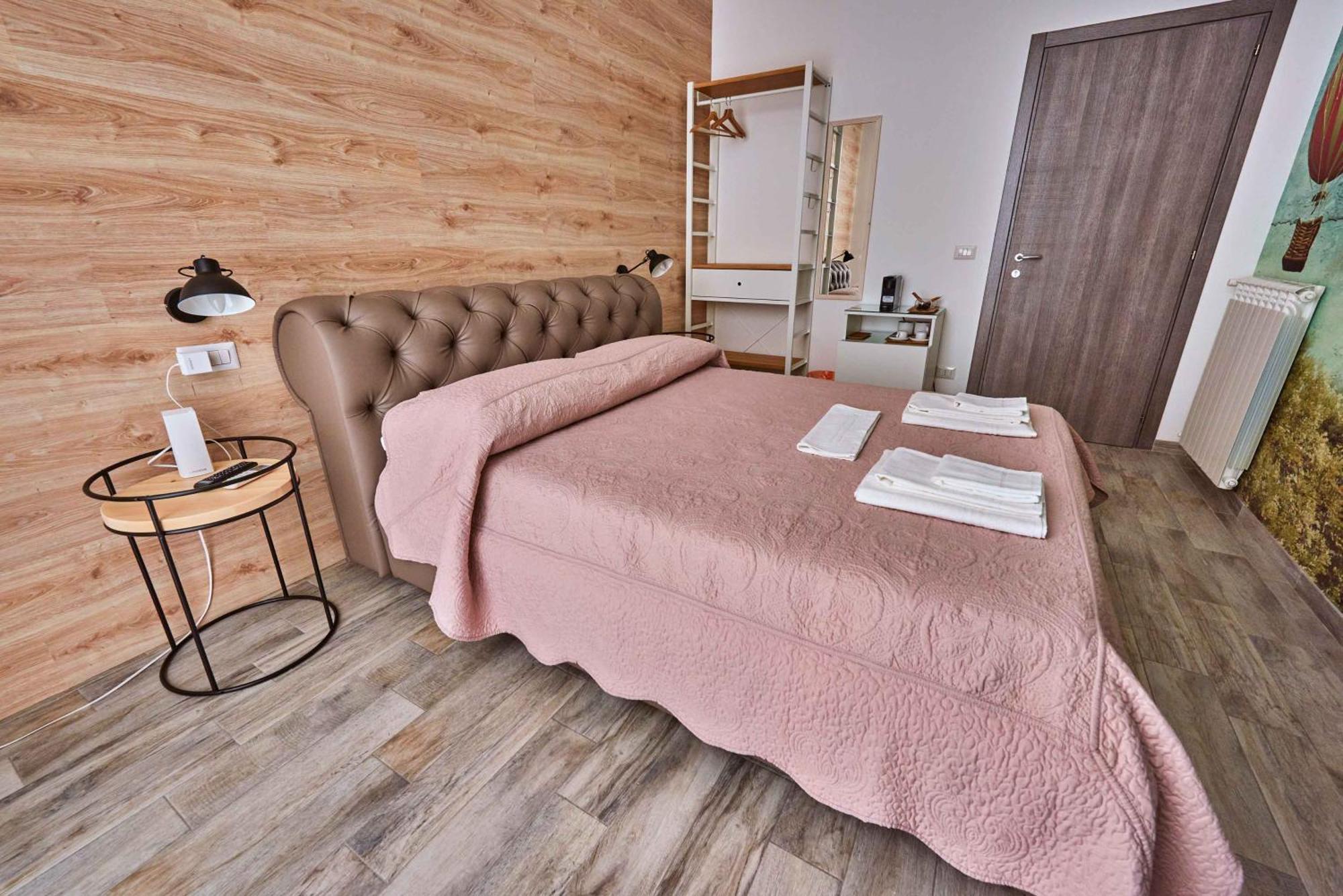 Double Room with Private External Bathroom,822920954:JPEG
