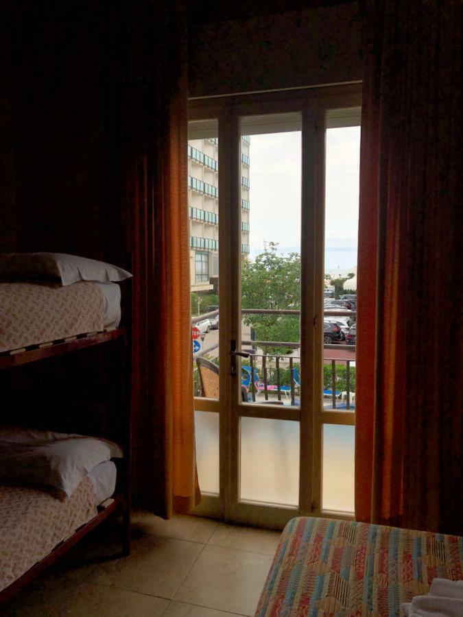 Camera Quadrupla con Balcone e Vista Mare