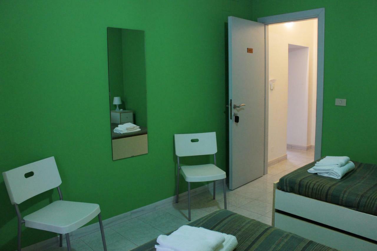 Camera Doppia con Letti Singoli e Bagno in Comune