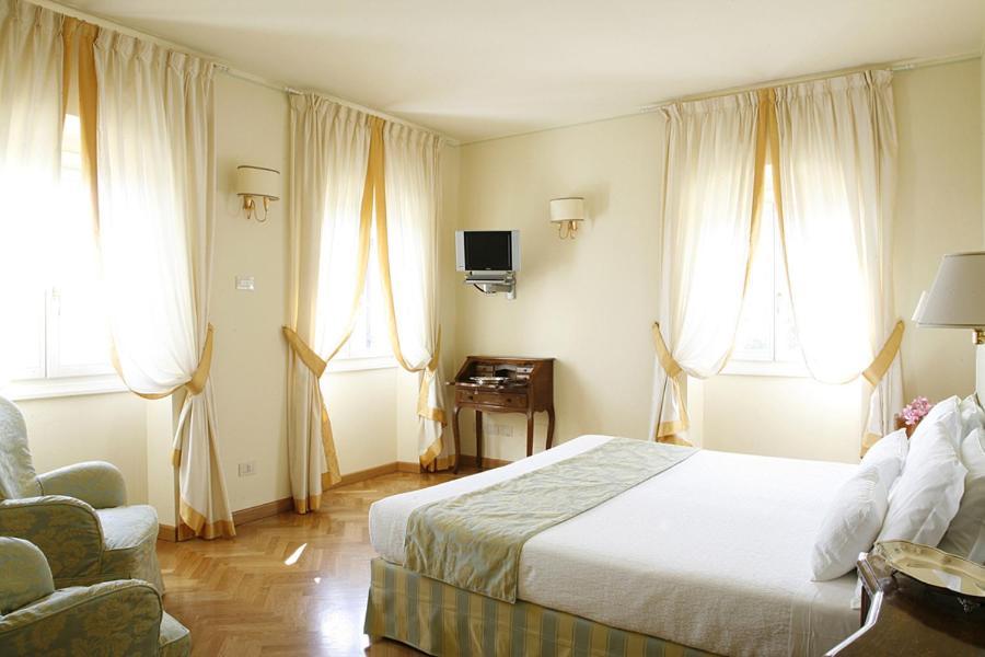 Deluxe Double or Twin Room with Lake View,443827326:JPEG