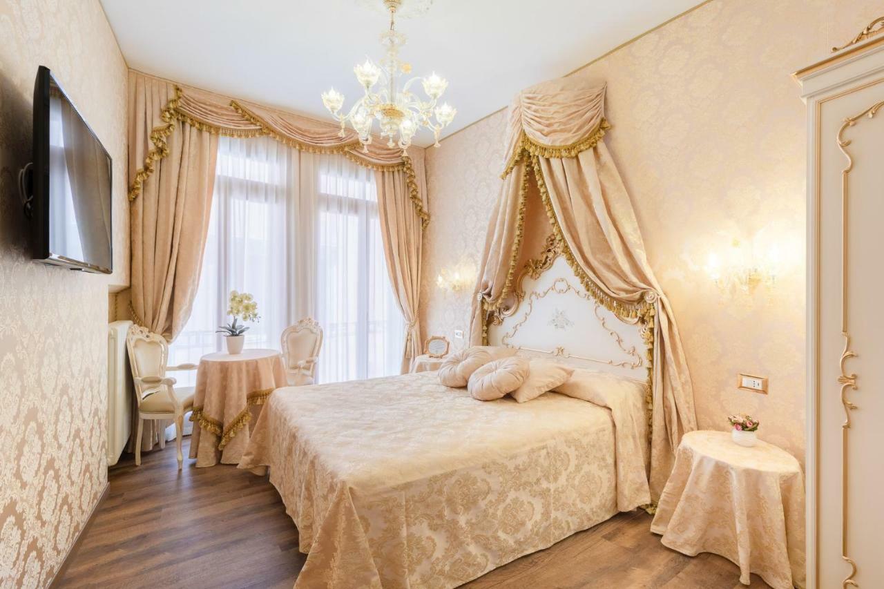 Double Room with Canal View and External Private Bathroom,883512367:JPEG