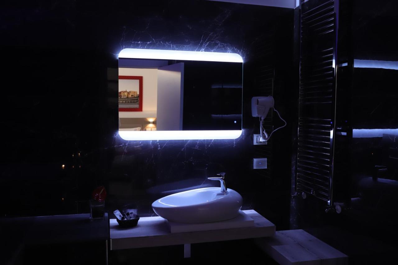 Deluxe Suite with Spa Bath,937260508:JPEG