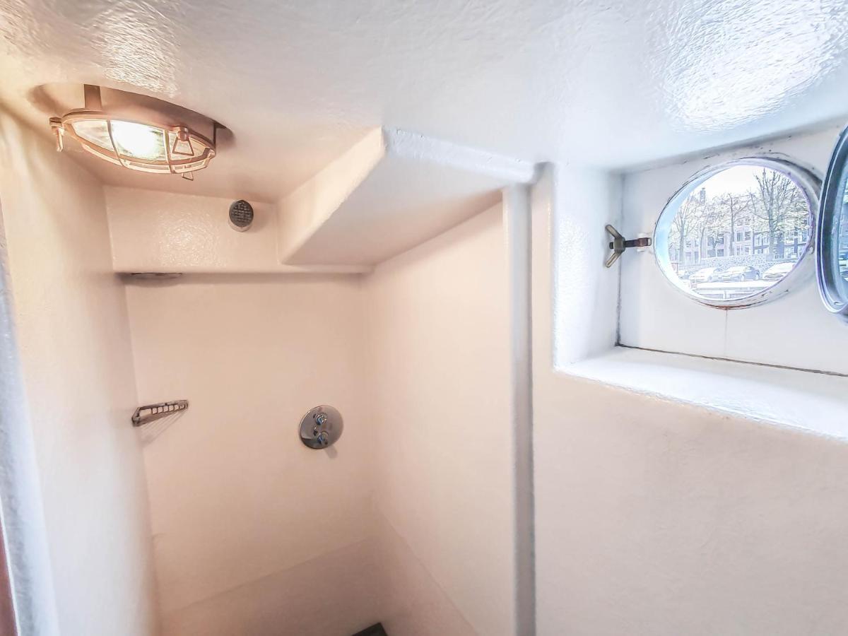 Camera Doppia con Letti Singoli e Bagno in Comune