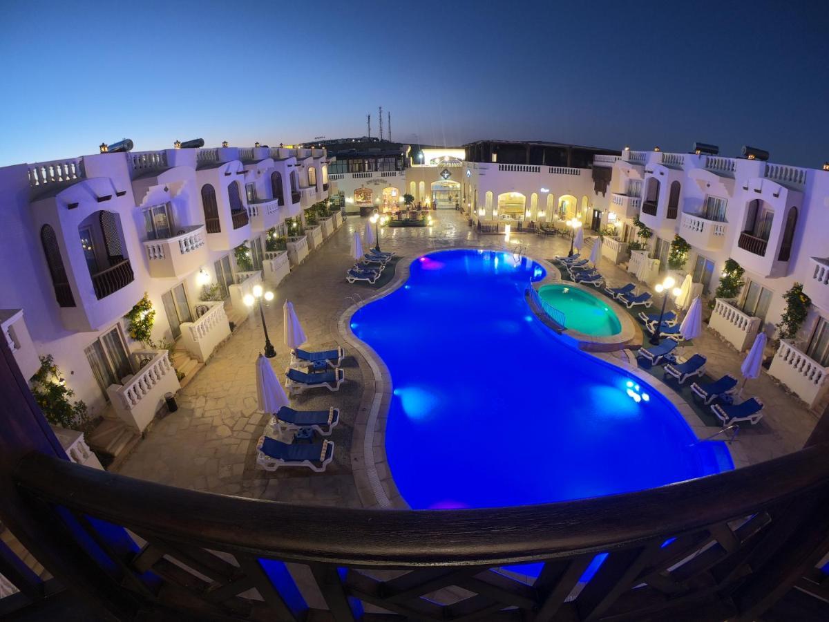 Camera Superior con Vista sulla Piscina - Premium All Inclusive - Solo Bevande Alcoliche 24 Ore su 24.