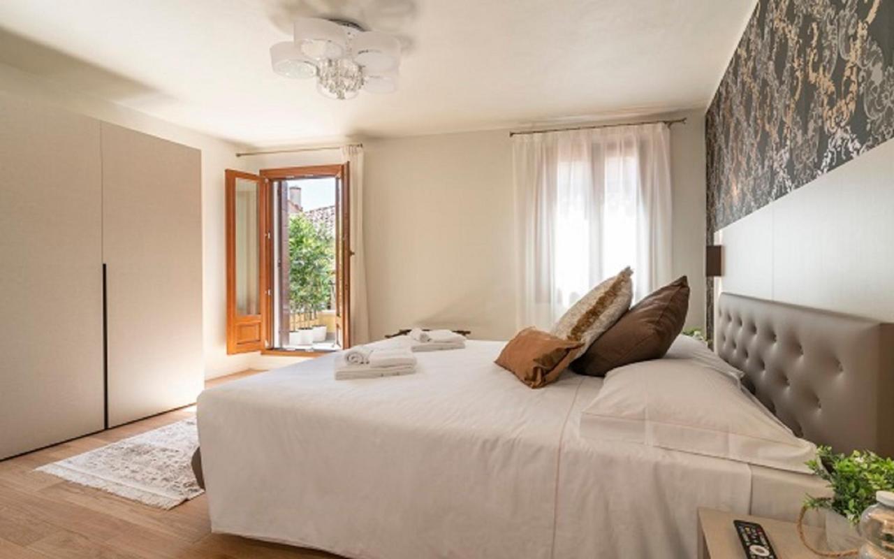 Deluxe Double Room with Balcony,994808776:JPEG