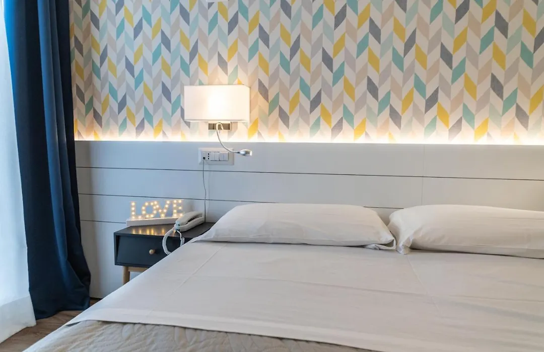 Hotel Kiss-1