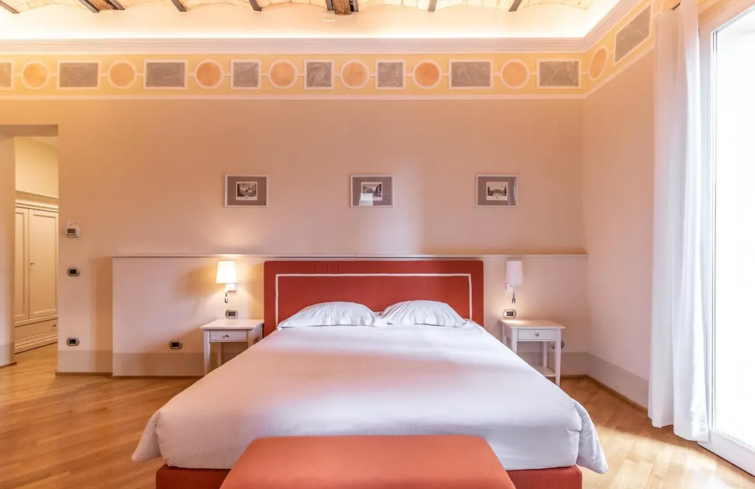 Casa Isolani Piazza Maggiore-1