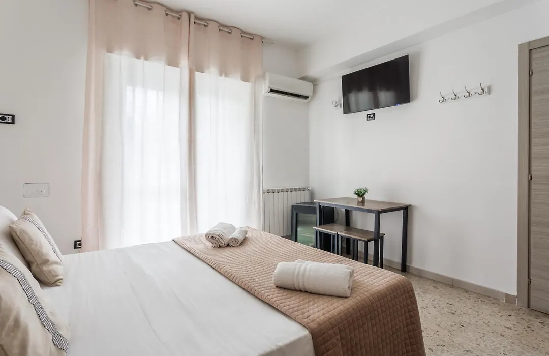 Napoli Fly Guest House 290-1