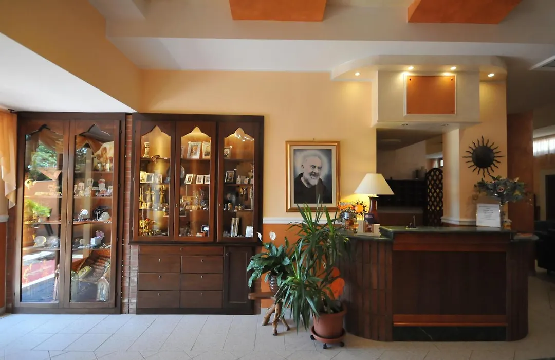 Hotel e Appartamenti La Solaria con parcheggio gratuito a soli 450 MT dalla nuova Basilica di Padre Pio-1