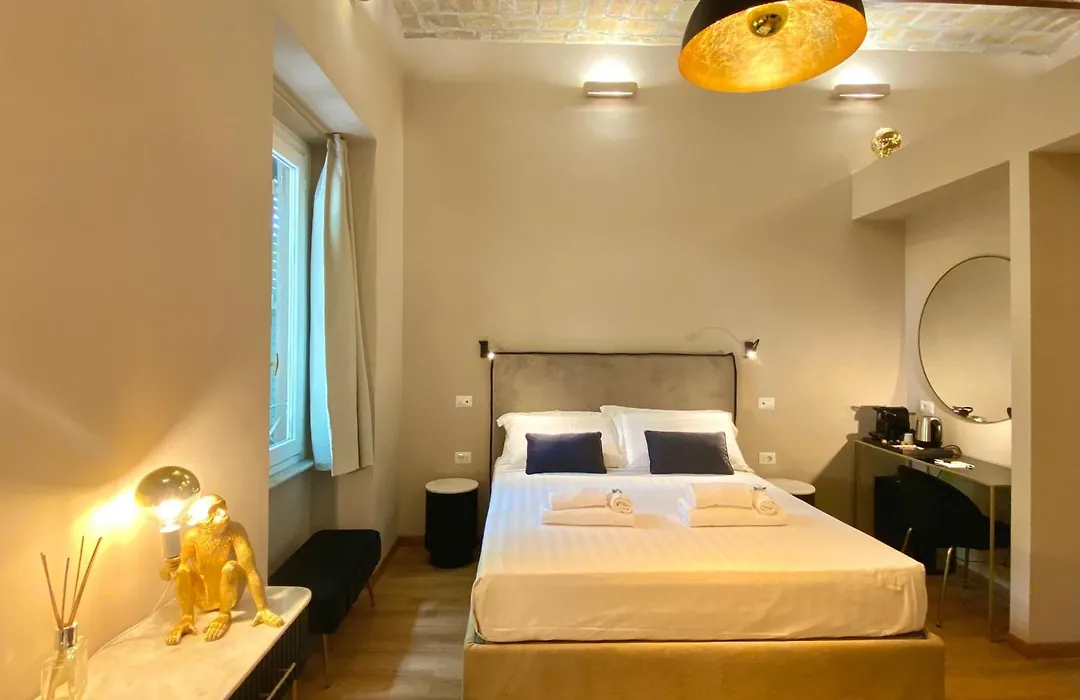 Queen Of Rome Luxury Rooms-1