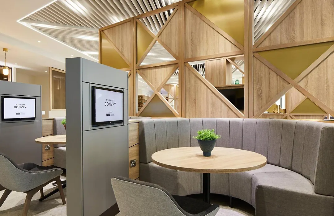 Courtyard By Marriott London City Airport-1