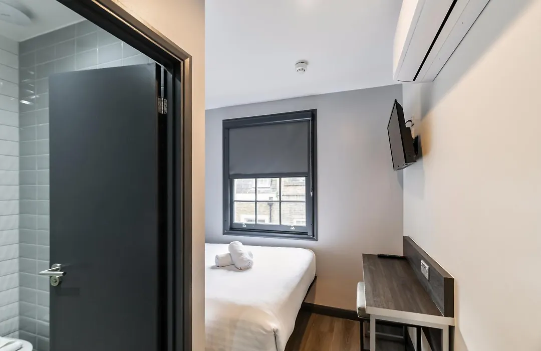 Easyhotel Victoria-1