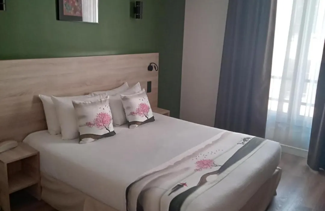 Hotel Modern Est-1