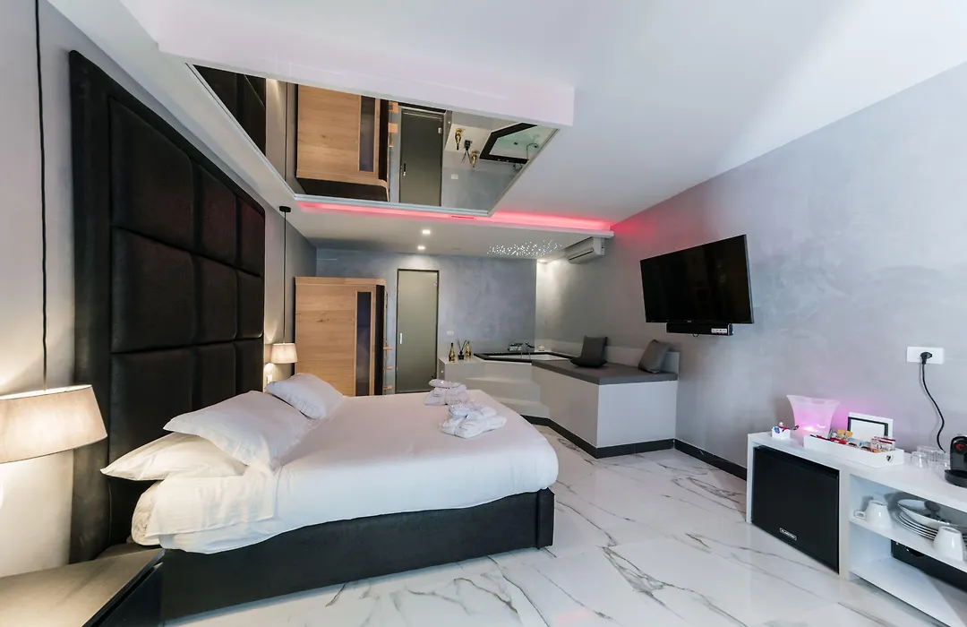 Comola Luxury Suite-1