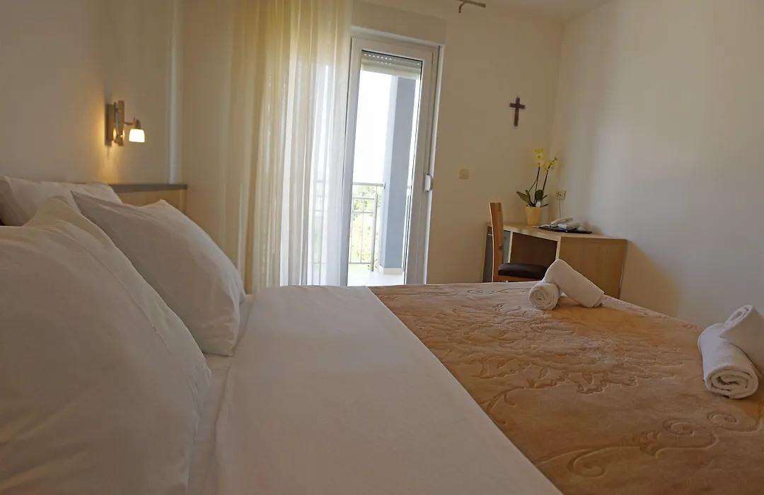 Hotel Dina-1