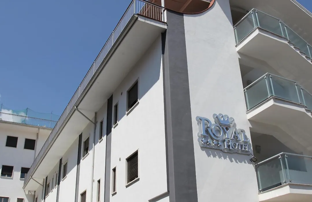 Royal Hotel-1