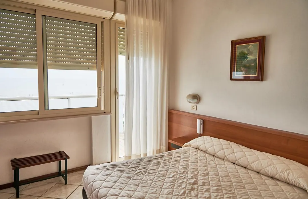 Hotel Caesar B&B Fronte Mare in Centro di Milano Marittima-1
